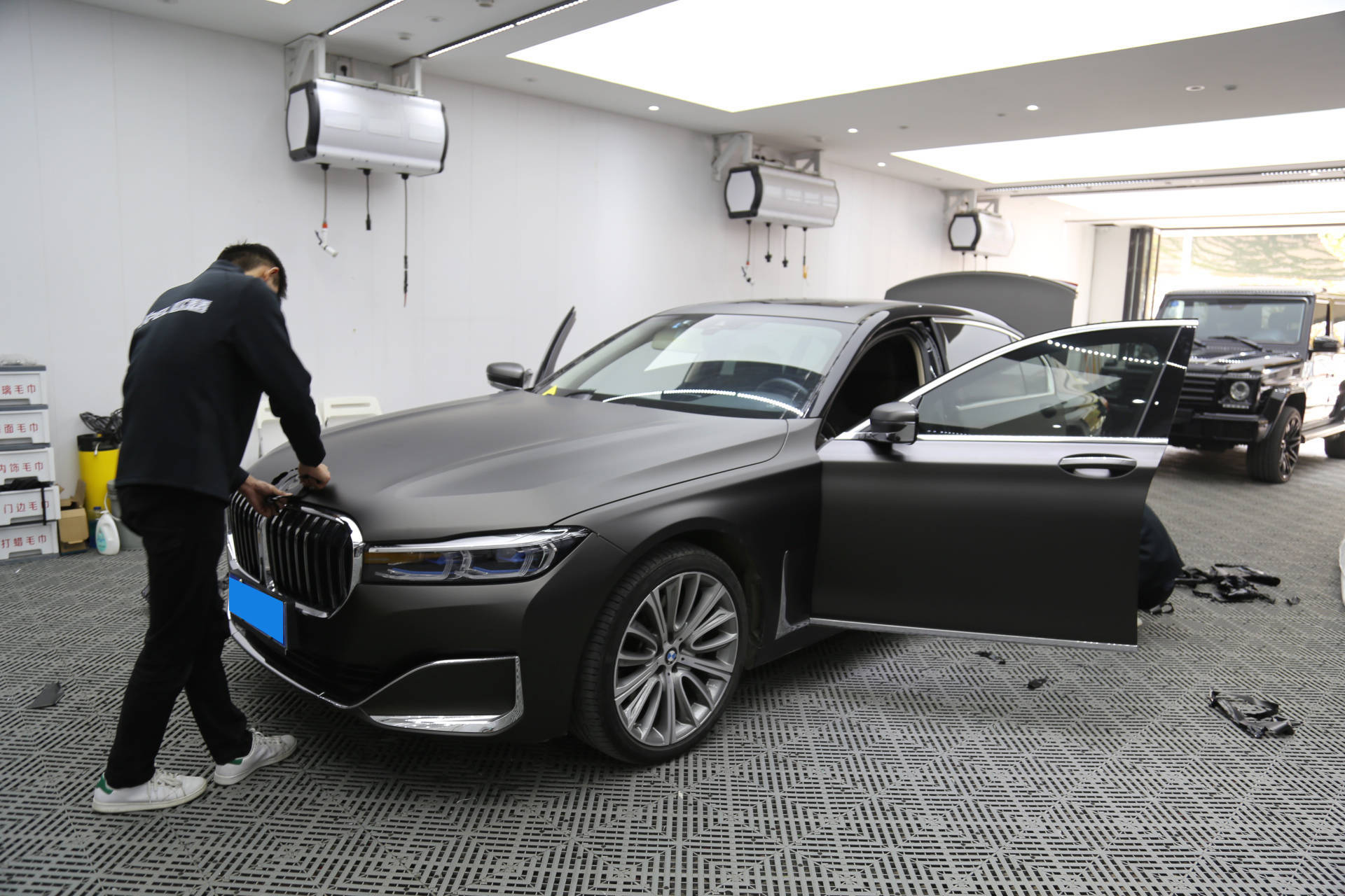 改色膜案例 | 宝马七系全车改色亚面电镀金属黑__凤凰网