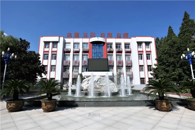 西安市第八十五中学是西安市教育局直属的省级示范高中,是西北地区