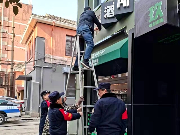 违规广告牌拆除2