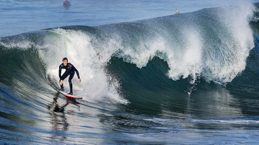 美国冲浪者飞跃海上激流勇进