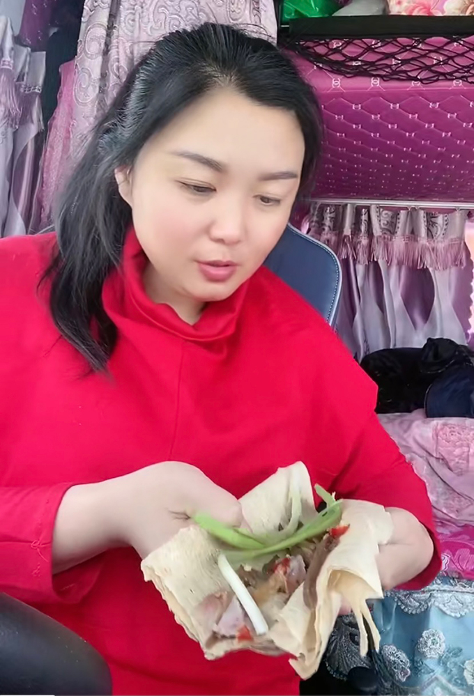 韩红梅在卡车上包煎饼。 韩红梅快手@卡车梅子姐截图