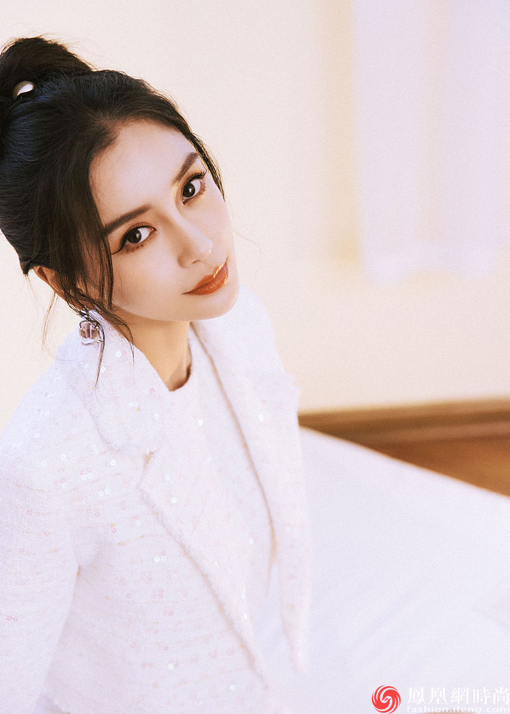 angelababy穿白色腰部镂空西装 蝴蝶结丸子头灵动俏皮