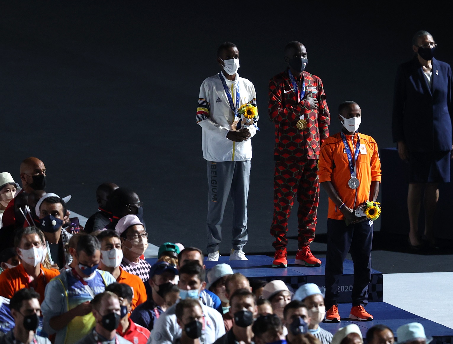 东京奥运会闭幕式上举行女子马拉松颁奖礼