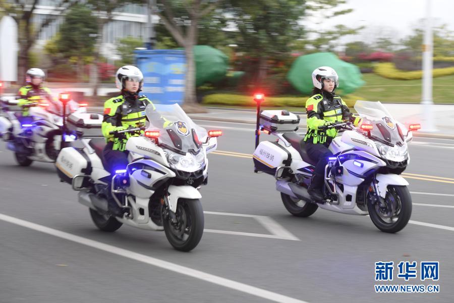 一个个枯燥的动作重复了一遍又一遍、一次次摔倒受伤又忍痛爬起坚持,手上的水泡反复被磨破——看似柔弱的女子,却有着让人惊叹的毅力。 近年来,我国不少城市着眼于交通运行实际,持续深化公安交管业务升级,将互联网、大数据技术与大功率摩托车相结合,多地相继成立交警铁骑队伍。新华社记者 宋为伟 摄