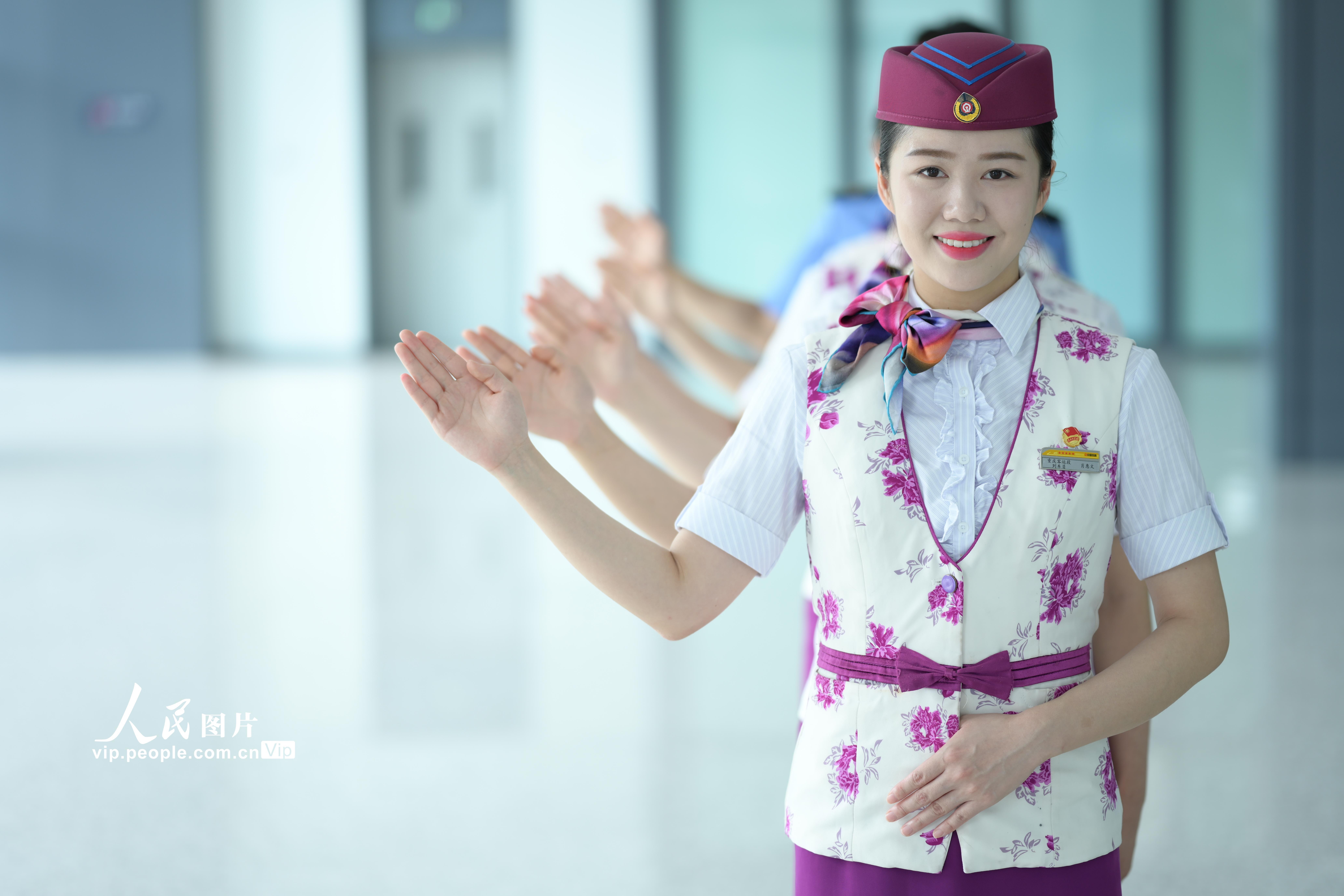 重庆:复兴号乘务员开展服务礼仪培训