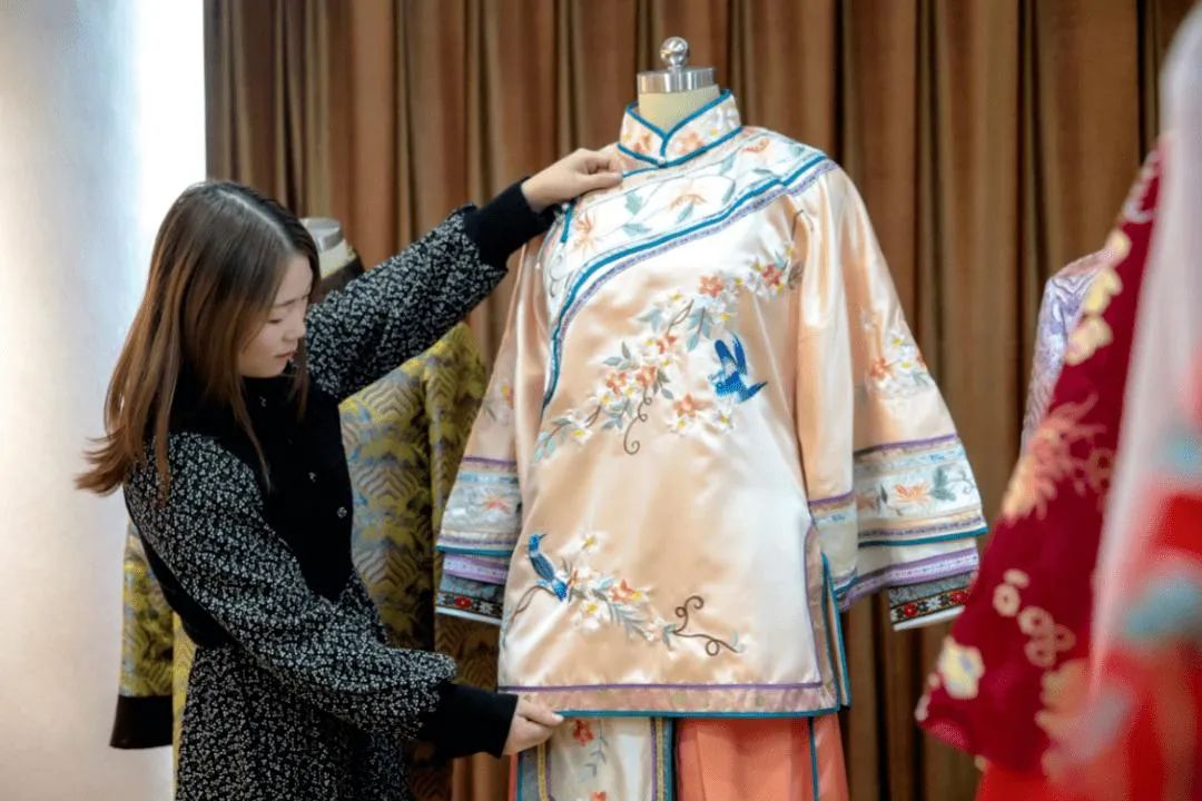 95后女生做寿衣模特引全网热议:帮助逝者体面告别,我很快乐__凤凰网