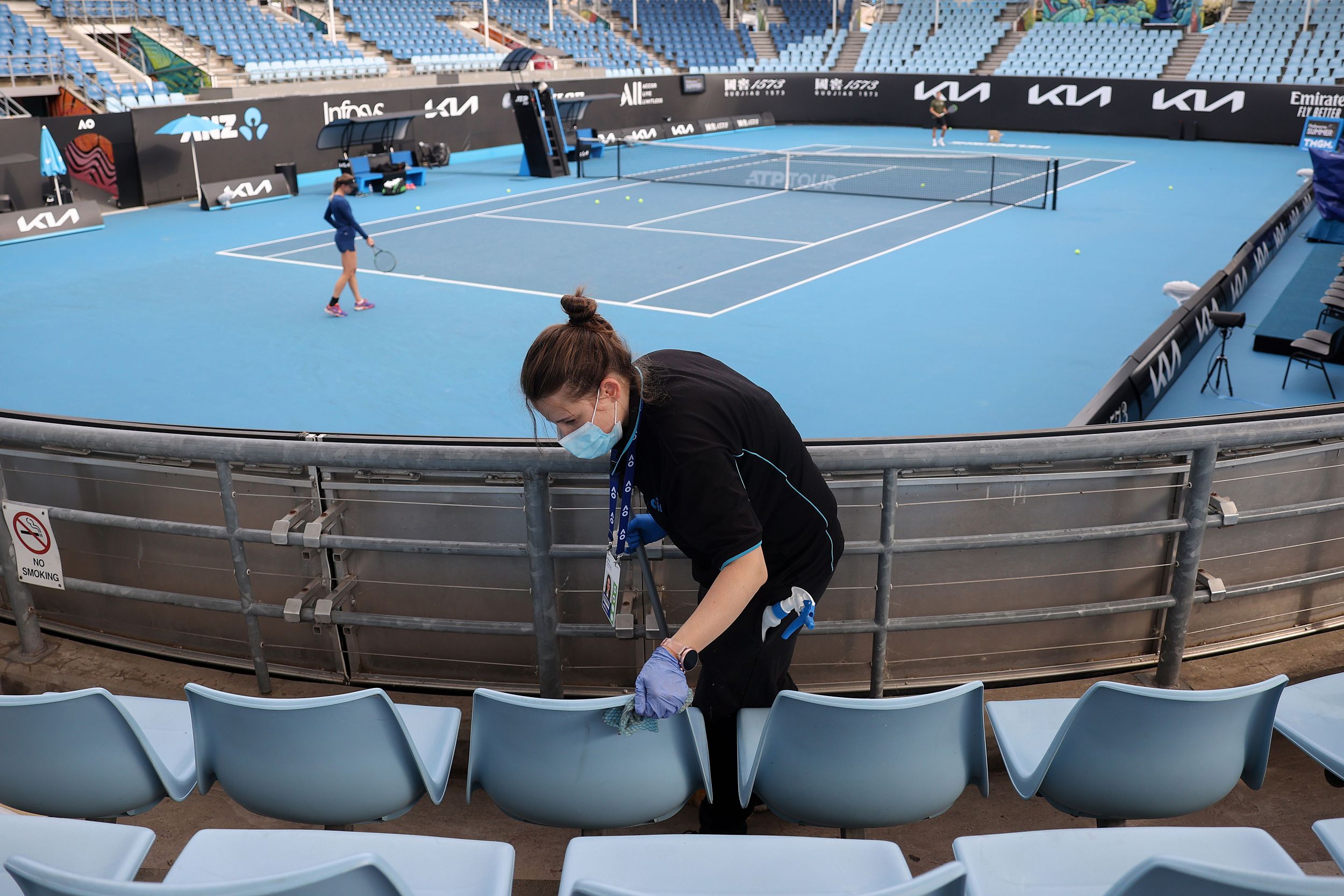 澳网进行赛场清洁工作。