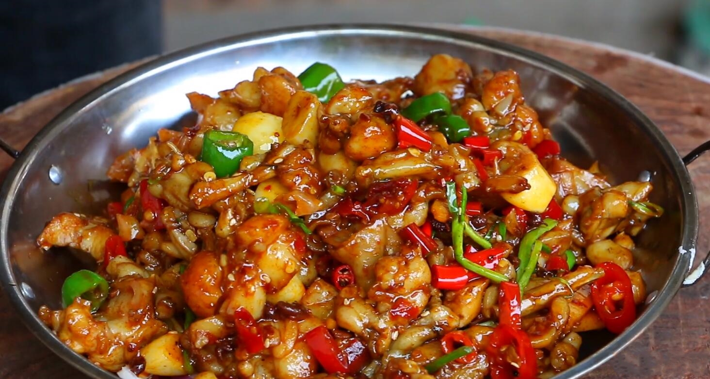 牛蛙简单又好吃的做法,鲜香嫩滑,辣爽开胃,一大盘不够吃__凤凰网