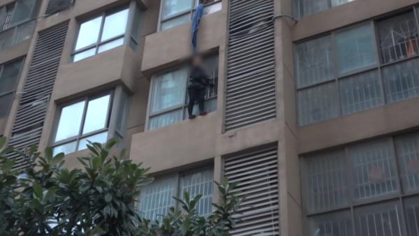 女孩用床单结绳爬窗,被困4楼邻居报警