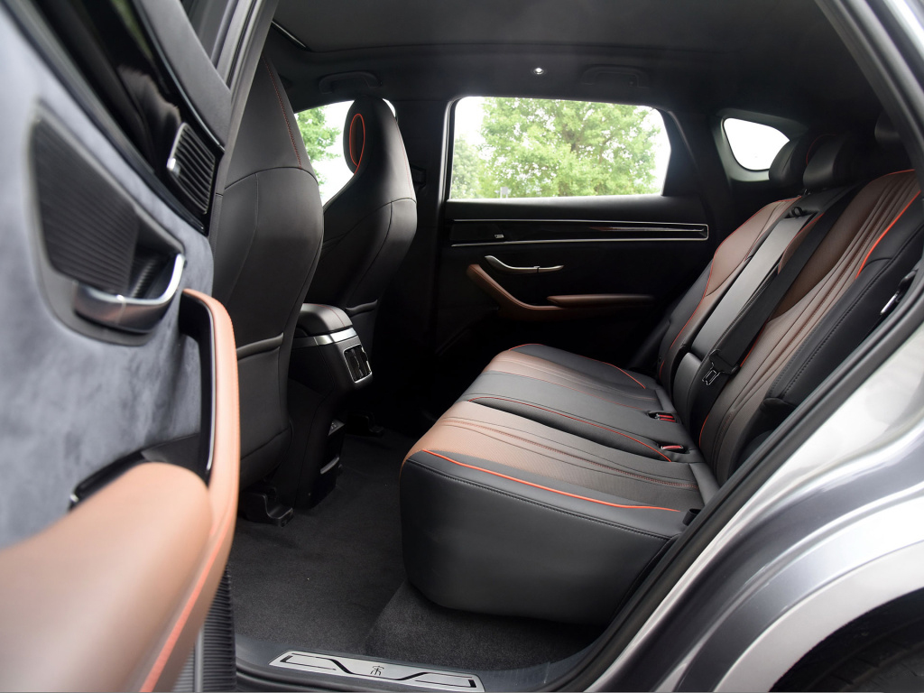 试驾比亚迪宋plus深踩油门推背感妥妥的