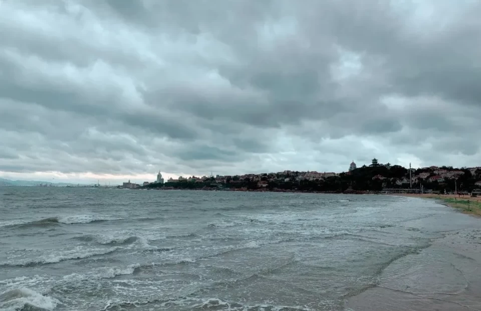 雨中的海边城市给人一种落入仙境的感觉,雾雨蒙蒙,多了些晴天无法比拟
