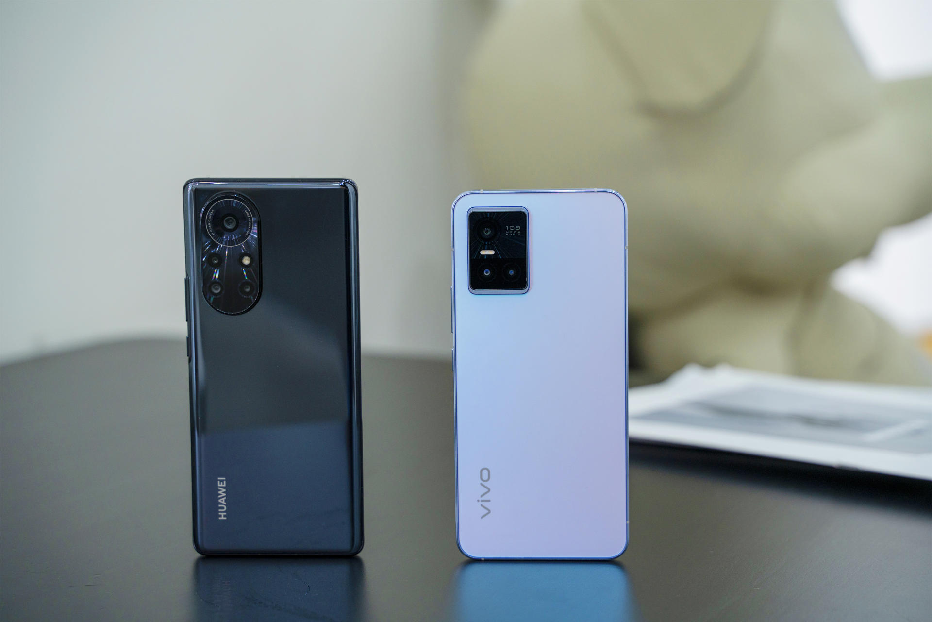 自拍手机对比,vivo s10 pro与华为nova 8 pro谁更全能?