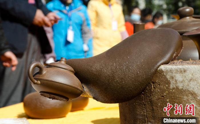 两件坭兴陶作品在烧制过程中黏连在了一起。 翟李强 摄