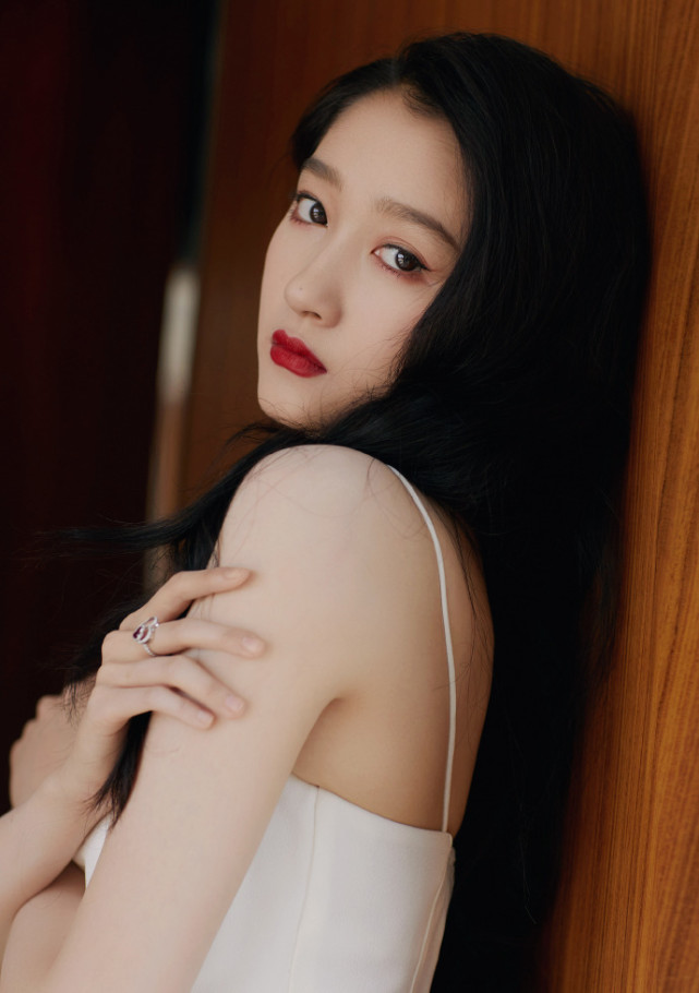 鹿晗要吃醋系列关晓彤化大红唇穿吊带裙风情万种女人味十足