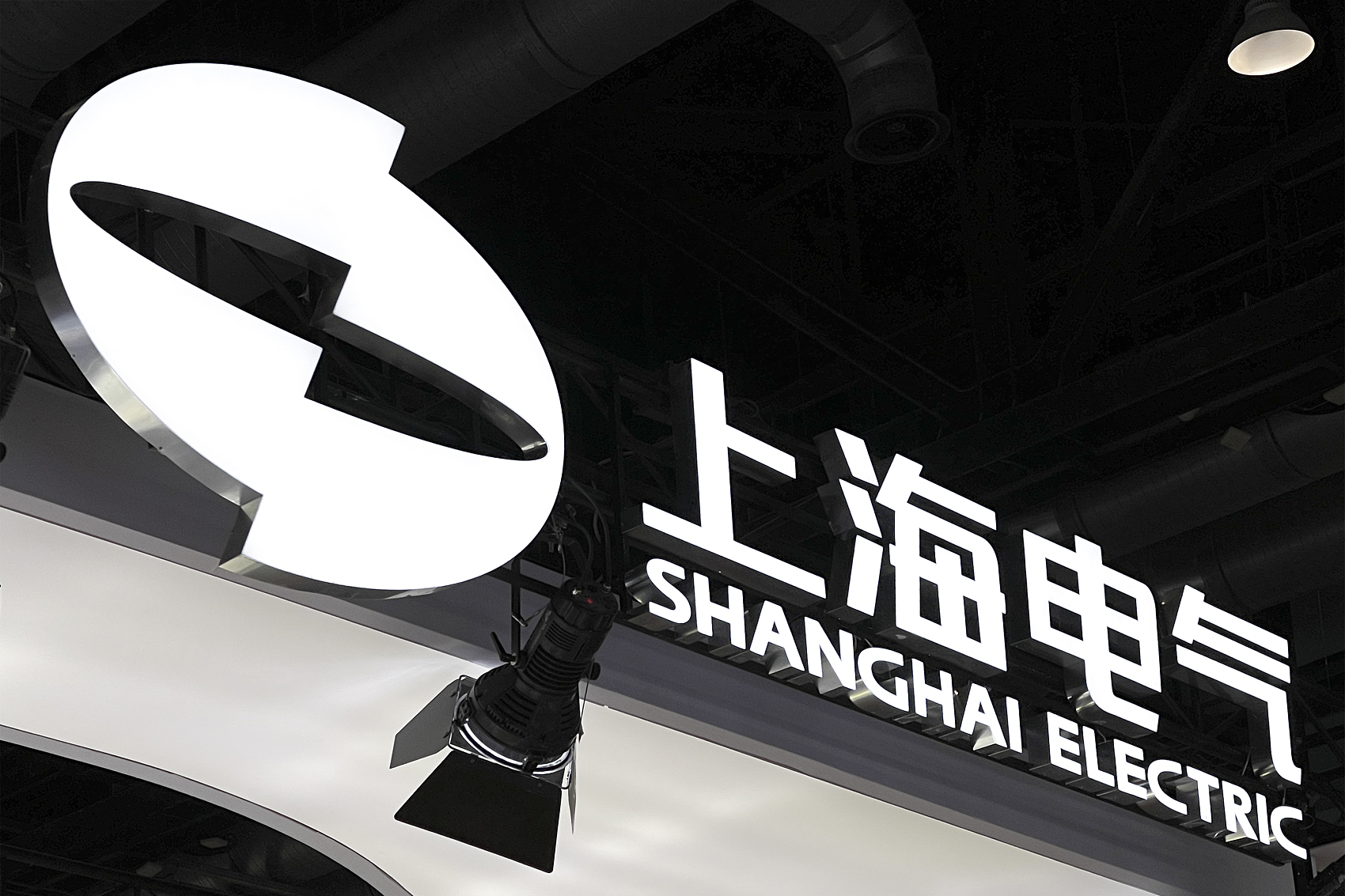 涉资百亿!多家上市公司连环爆雷又有上海电气董事长被查 被同一人骗?_