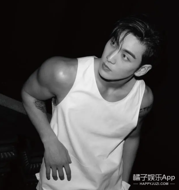 到了舞台上更是气场全开,难顶的主要就是……这肌肉↓别管我,咱今天就