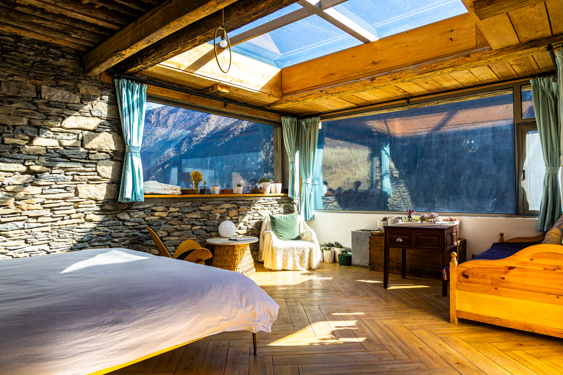 可以遥望四姑娘山的露台四姑娘山位于四川省阿坝藏族羌族自治州小金县