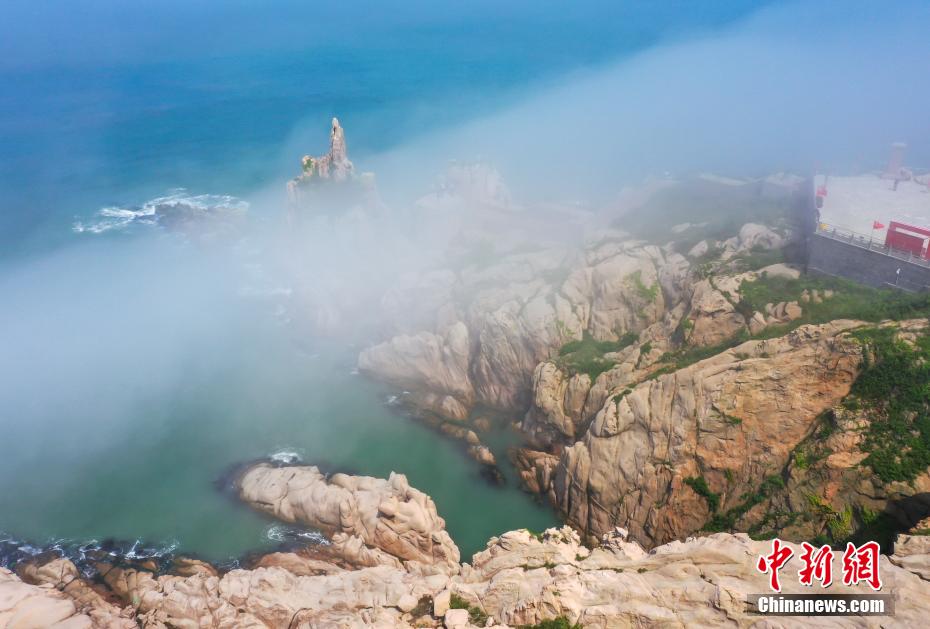 航拍海雾中的山东荣成成山头
