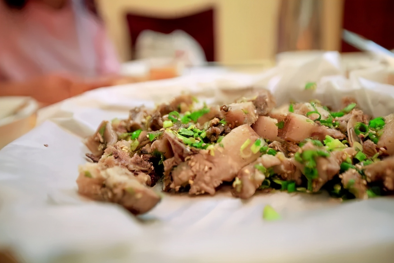 图源:马蜂窝图集 逢简水乡有个街铺,售卖着著名的均安蒸猪,据说光是