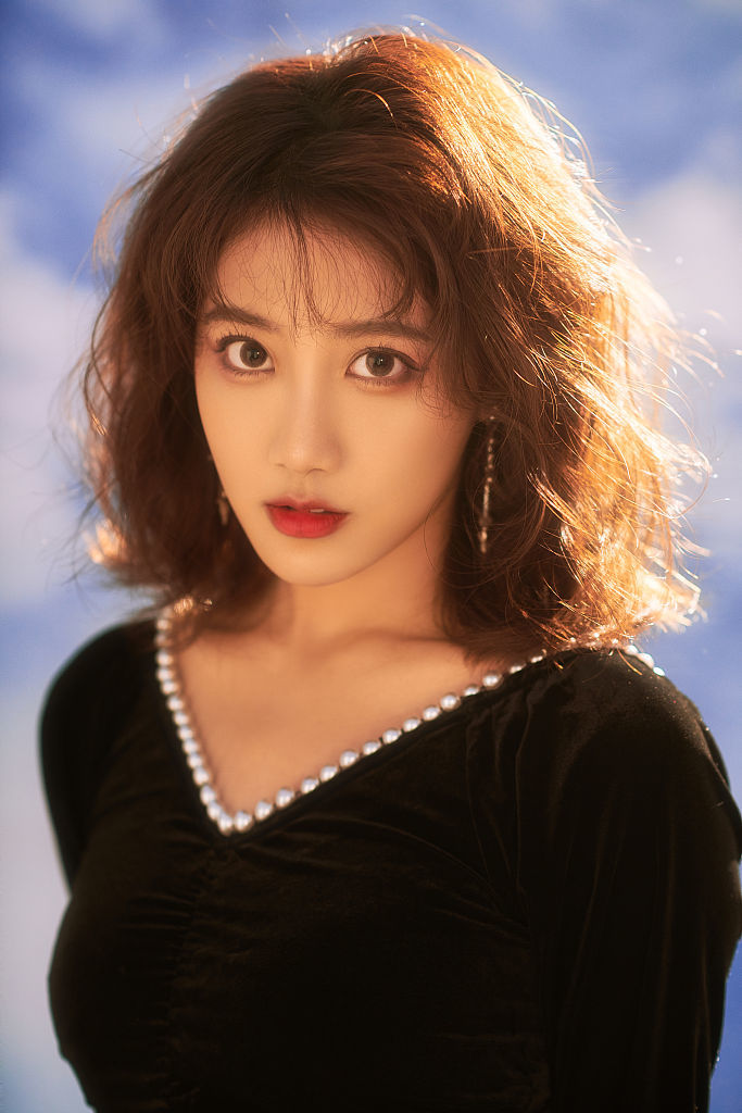 李艺彤生日写真氛围感拉满黑裙红唇尽显复古摩登