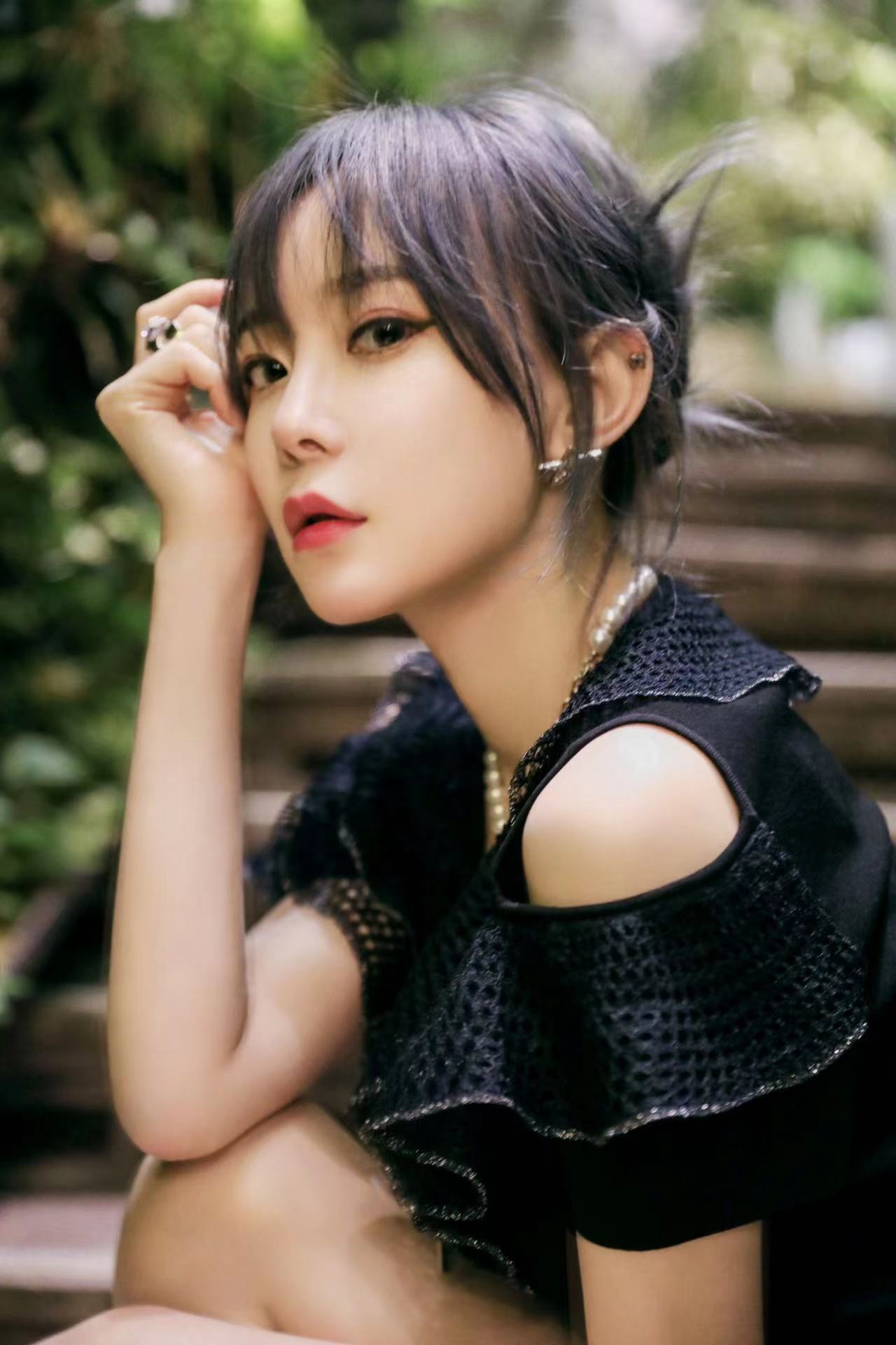 林西娅发布雨林写真 复古小黑裙尽显法式优雅