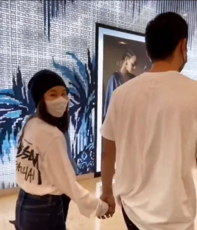 网友晒王子文和吴永恩牵手逛街十指紧扣狂撒狗粮超甜蜜