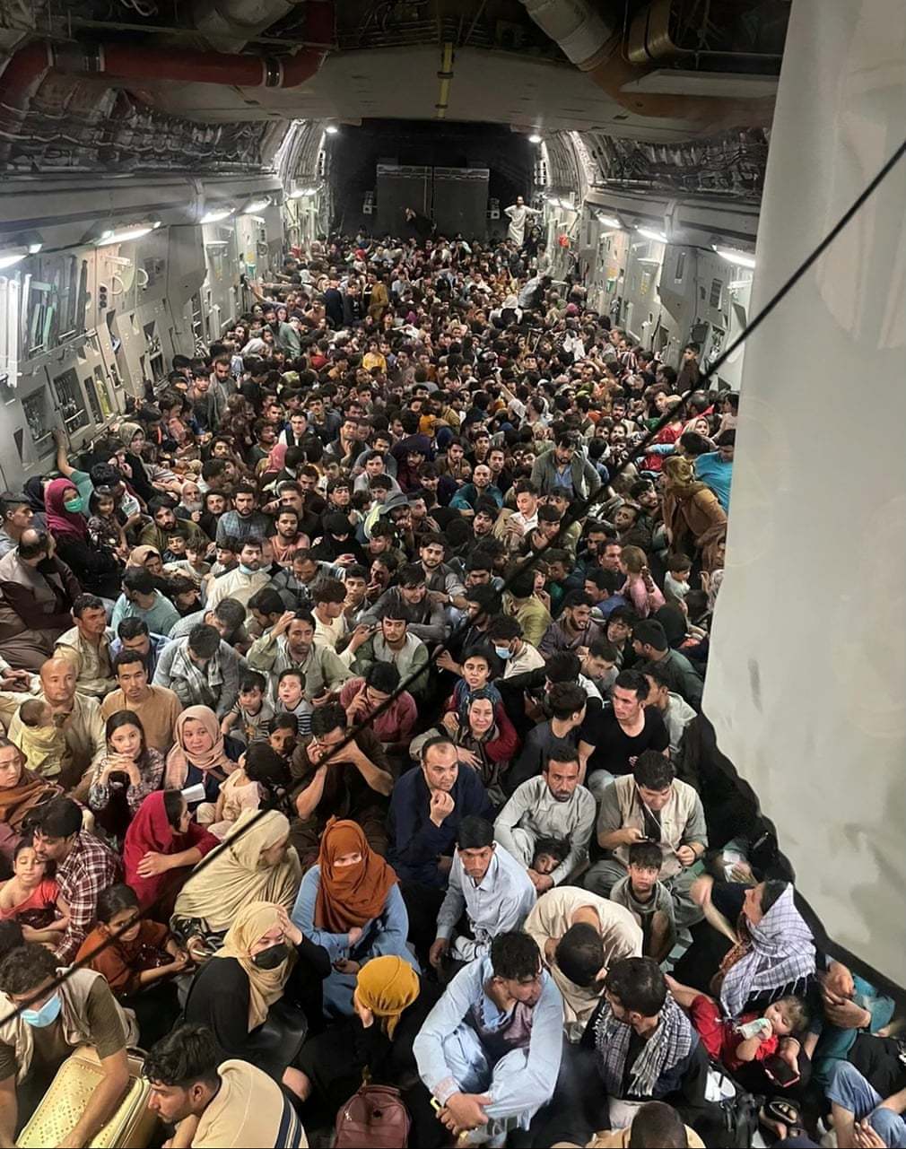 当地时间8月15日，约640名阿富汗人挤上了美军C-17运输机。