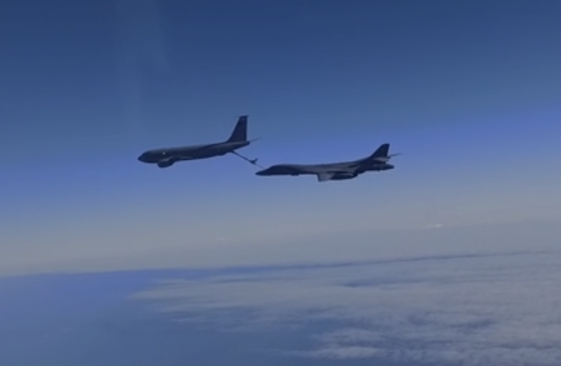 俄军苏-30战机伴飞美军B-1B轰炸机空中加油演练时拍摄画面截图