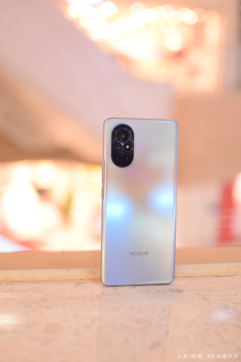 哈喽,这是荣耀2021年第二款手机,依然隶属v40系列,主打的是3k以下追求