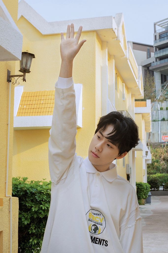 周奇奶油色清新穿搭阳光帅气高举手臂演绎元气学弟