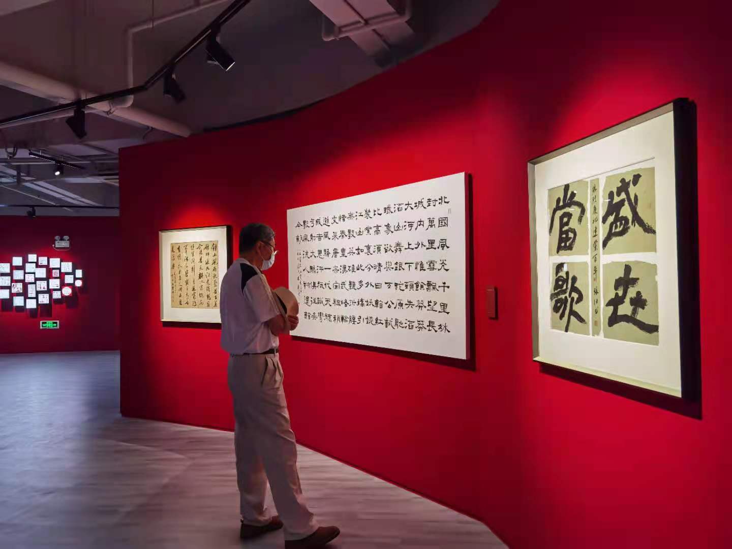 二楼展厅中，30幅美术作品与30幅书法作品共同致敬中国共产党成立100周年。
