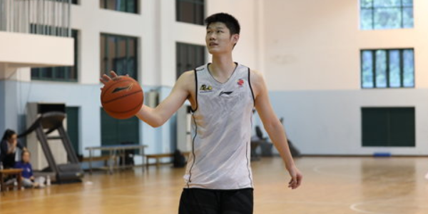 刘震:胡金秋移动快,小丁人球结合能力也适合三人篮球