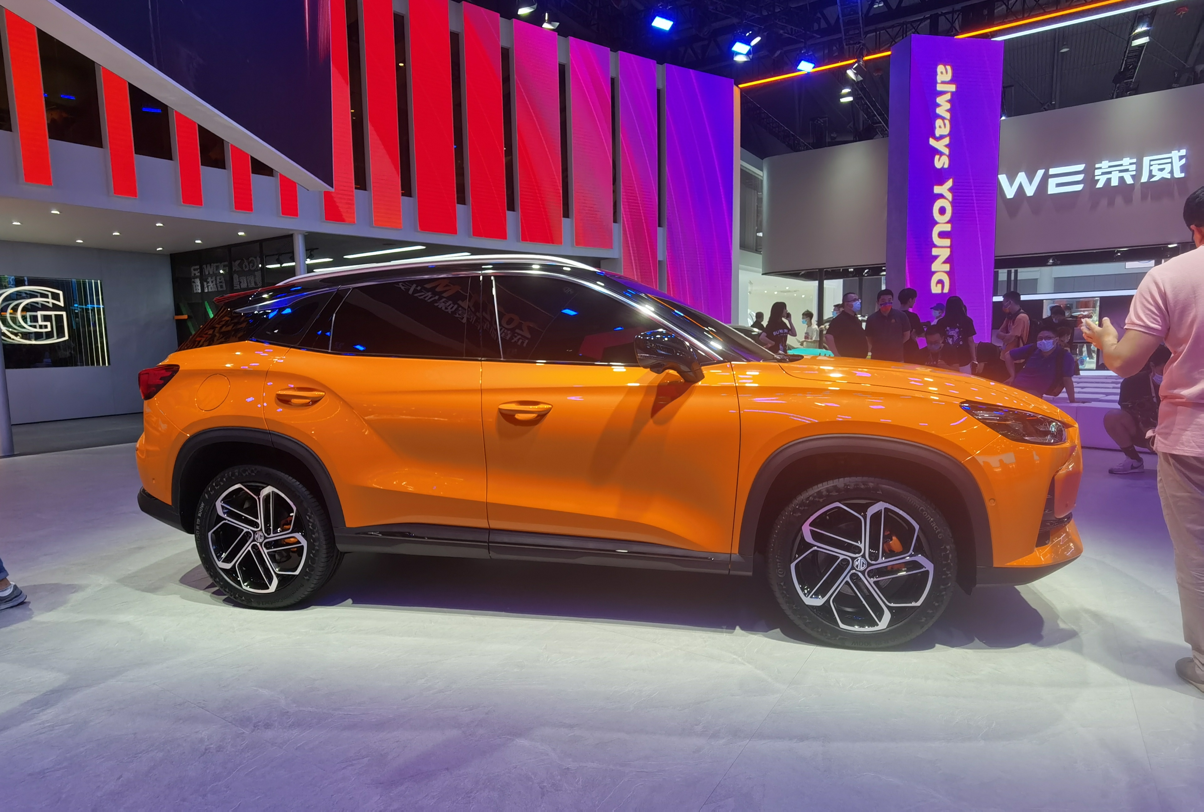 两种造型两种风格配15t发动机名爵mgone首发亮相