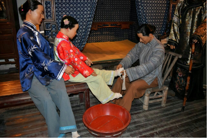 古人审美有多可怕？女性要缠三寸金莲，最好不能走路，被人抱着_凤凰网