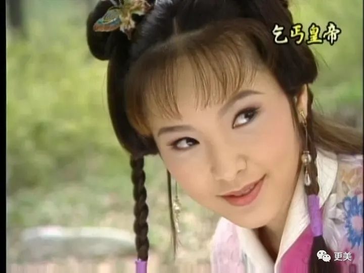 《乞丐皇帝传奇》里饰演深爱朱元璋的发小佩瑶,丹凤眼和柳叶眉灵动