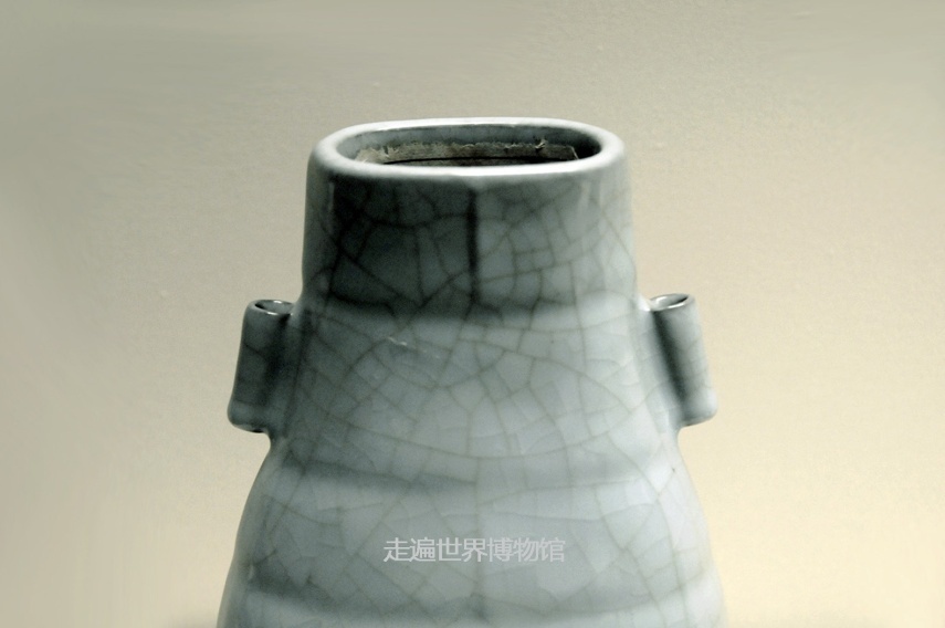 中记载:"官窑在杭州凤凰山下,其土紫故足色若铁,时云紫口铁足,乃器上