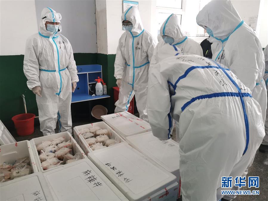 大连海洋大学“青年抗疫突击队”队员给学生配送餐食。新华社发(大连海洋大学供图)