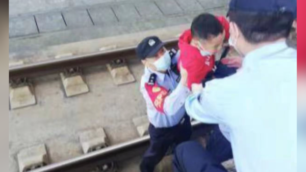 安徽池州6岁男童摔入铁轨，民警跳站台将他抱出
