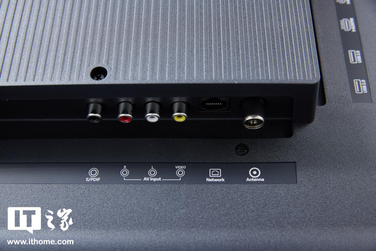 redmi max 86"智能电视的电源线集成在机身上,这一点需要注意.