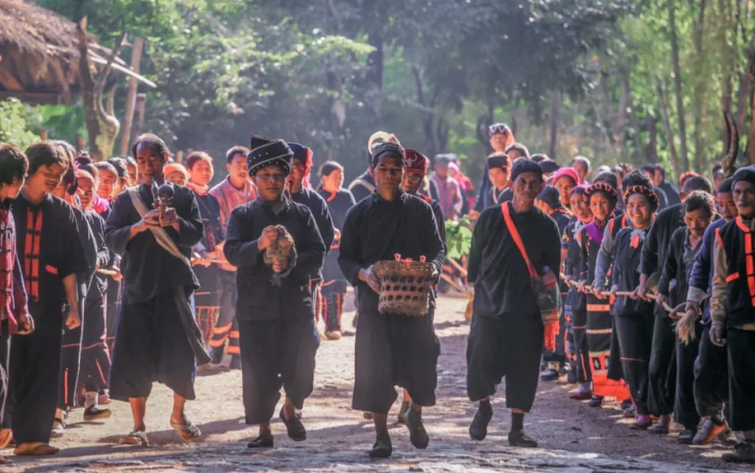 甩发舞佤族妇女非常勤劳,而且她们还能歌善舞.