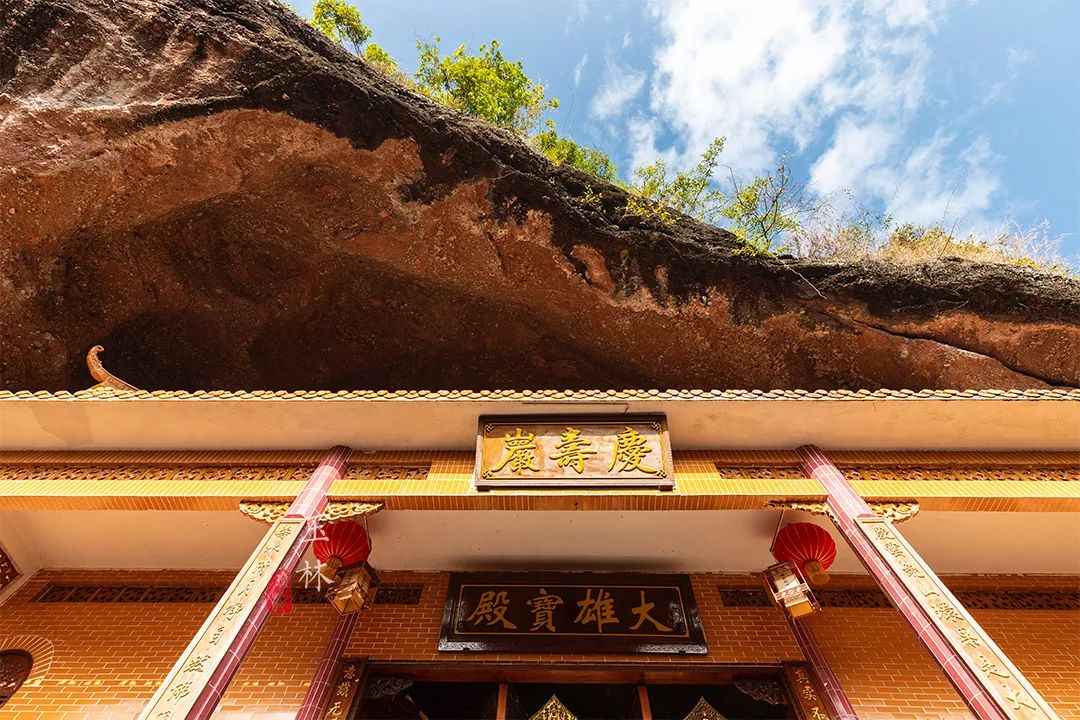 这是庆寿岩禅寺,有着"岭南一绝"之称.
