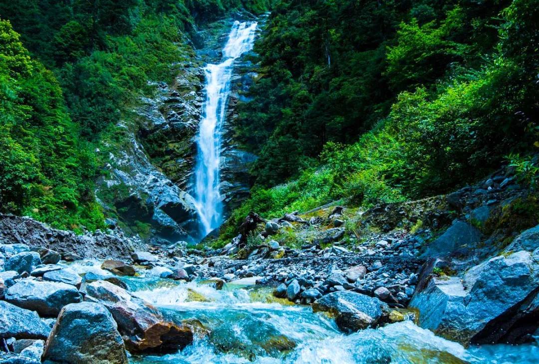 自驾在墨脱公路上,一不小心就行驶在了瀑布公路上,惊险刺激壮美.