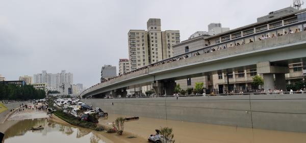 京广北路隧道口。郑子愚摄