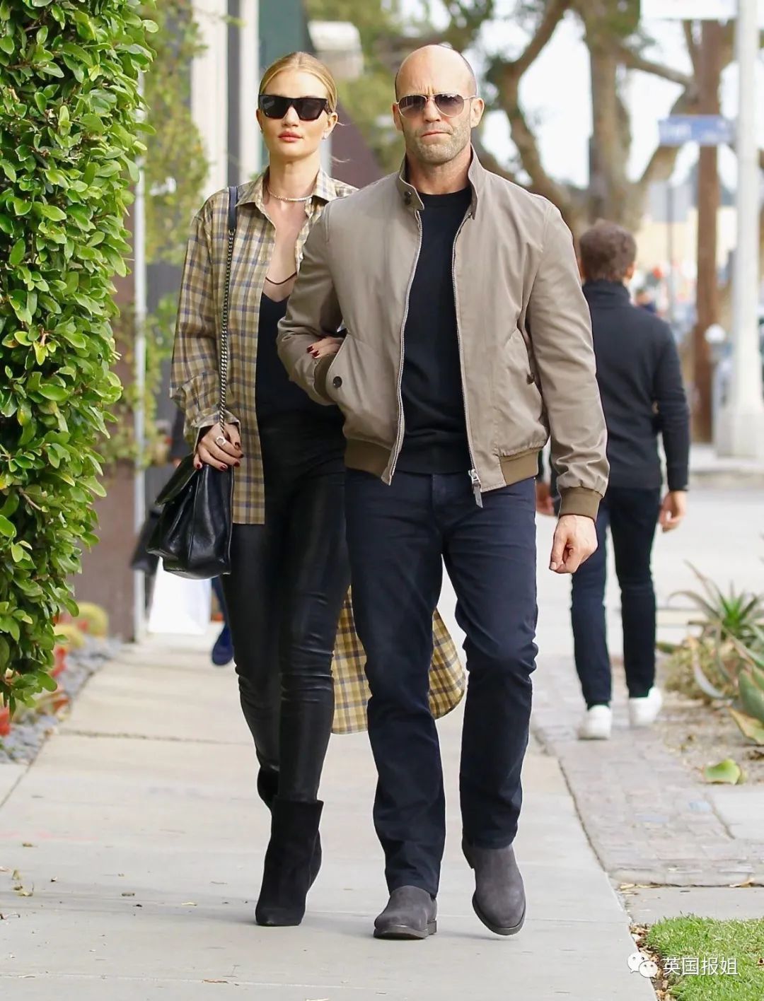 网友震惊:那个光头硬汉是她老公?