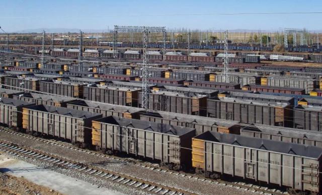 图为大秦铁路编组站