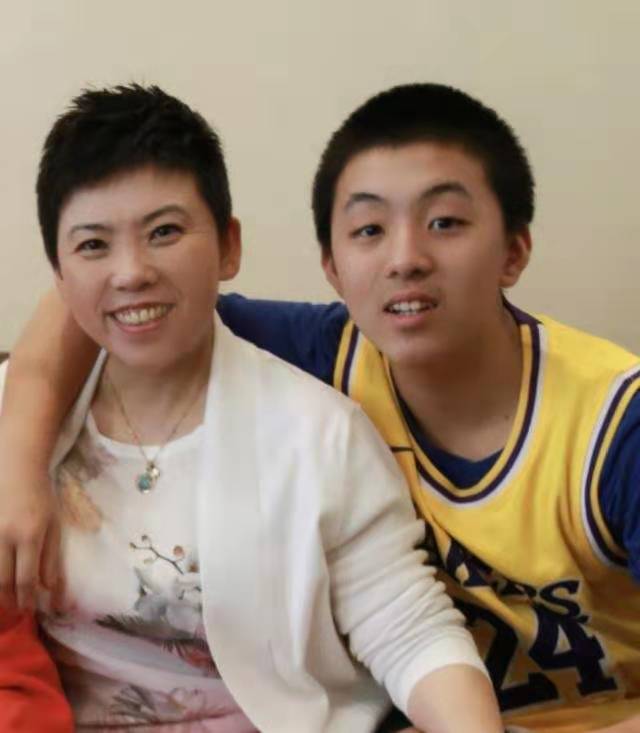 奥运冠军邓亚萍后代很优秀,儿子十五岁夺得八块奖牌,真棒!