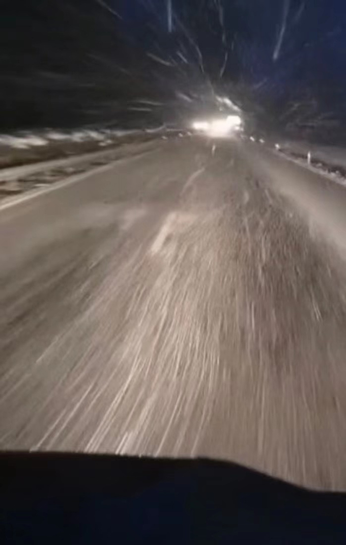 去年3月,农学辉装车香蕉回家。在抖音上配文:“一路狂奔!嗨!一个字挣钱难!”受访者供图