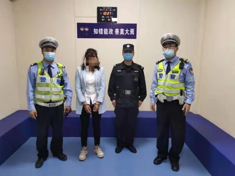 女老赖拒不出示证件 火眼民警细查原是逃犯