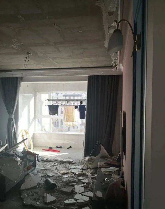 67客厅这样装吊顶简直是谋杀