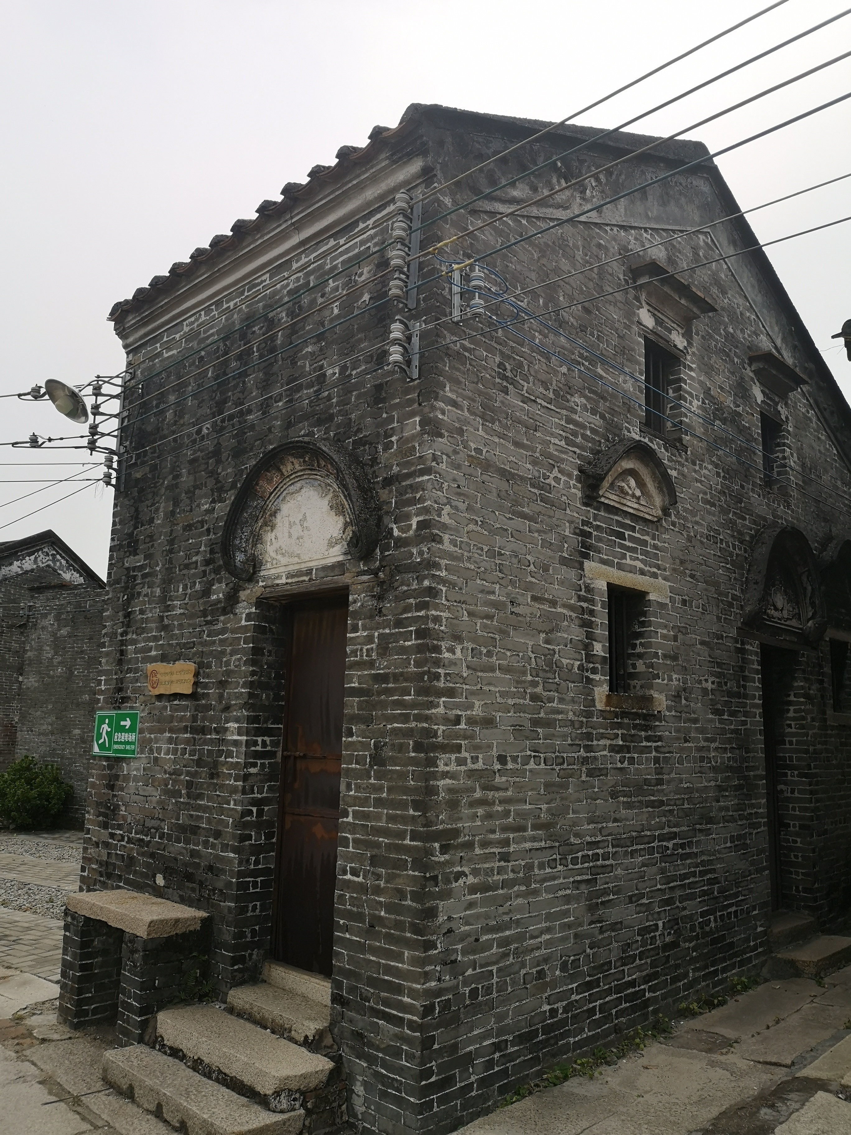 村中都是这种青砖建筑